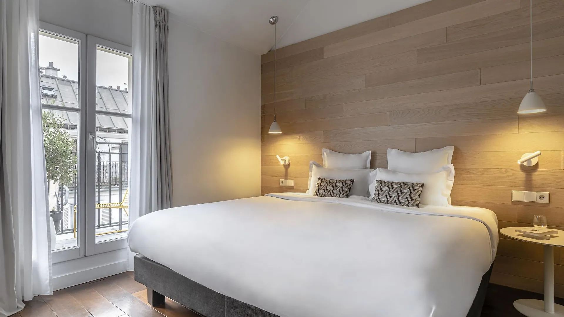 9hotel Opera