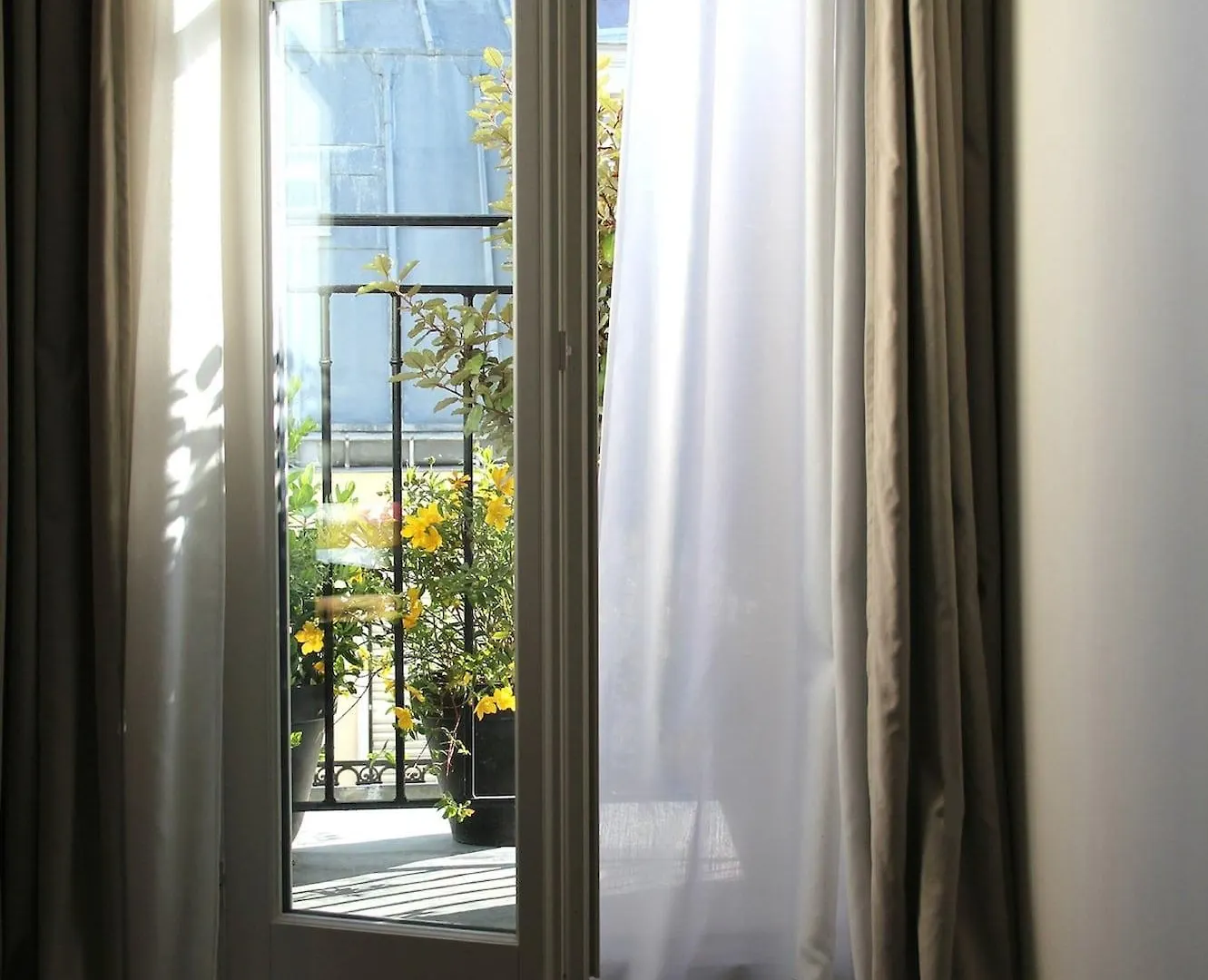 9hotel Opera