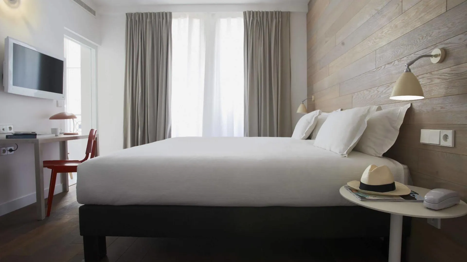 9hotel Opera